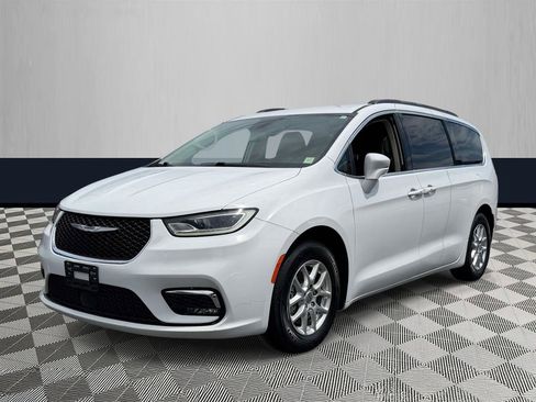 Used 2022 Chrysler Pacifica Touring-L FWD image 2