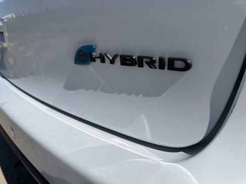 Used 2024 Chrysler Pacifica Select image 9