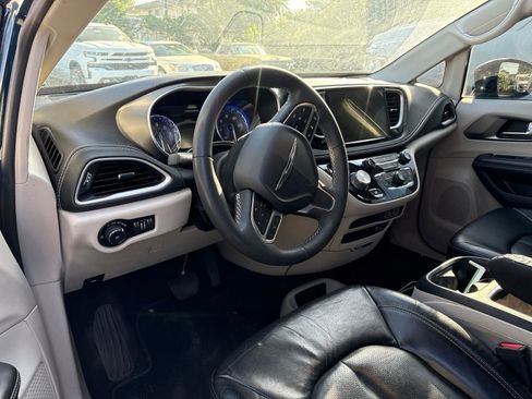 Used 2022 Chrysler Pacifica Touring-L AWD/4WD image 5