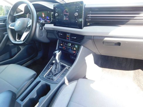 Used 2025 Volkswagen Jetta SE FWD image 19