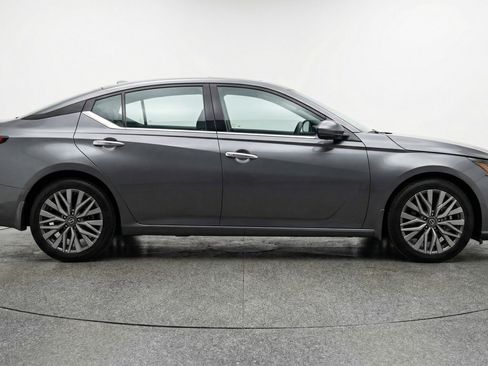 Used 2025 Nissan Altima 2.5 SV FWD image 14