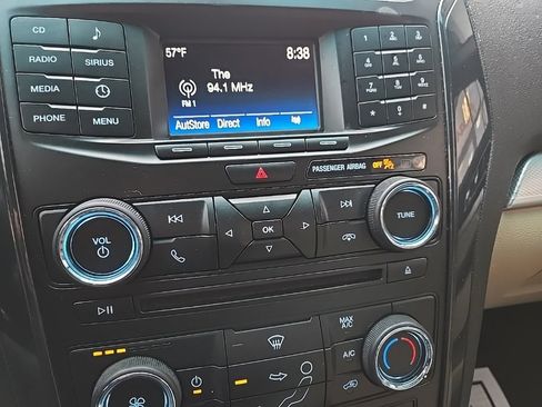 Used 2017 Ford Explorer XLT image 4