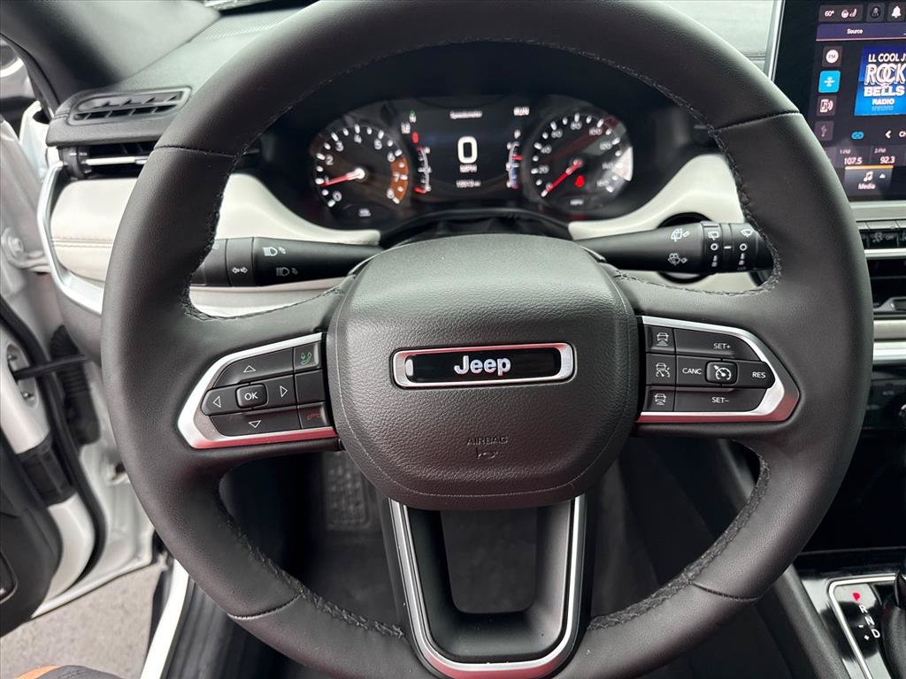 Used 2025 Jeep Compass Limited AWD/4WD image 10