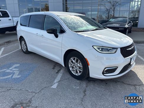 Used 2025 Chrysler Pacifica Select image 43