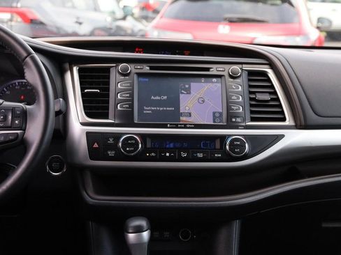 Used 2019 Toyota Highlander XLE AWD/4WD image 27