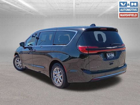 Used 2024 Chrysler Pacifica Touring-L FWD image 24