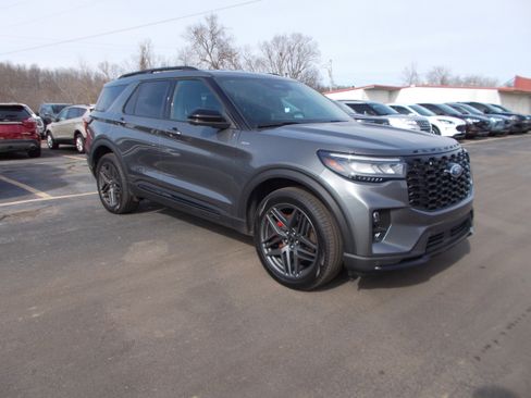 Used 2025 Ford Explorer ST-Line w/ Premium Package image 4