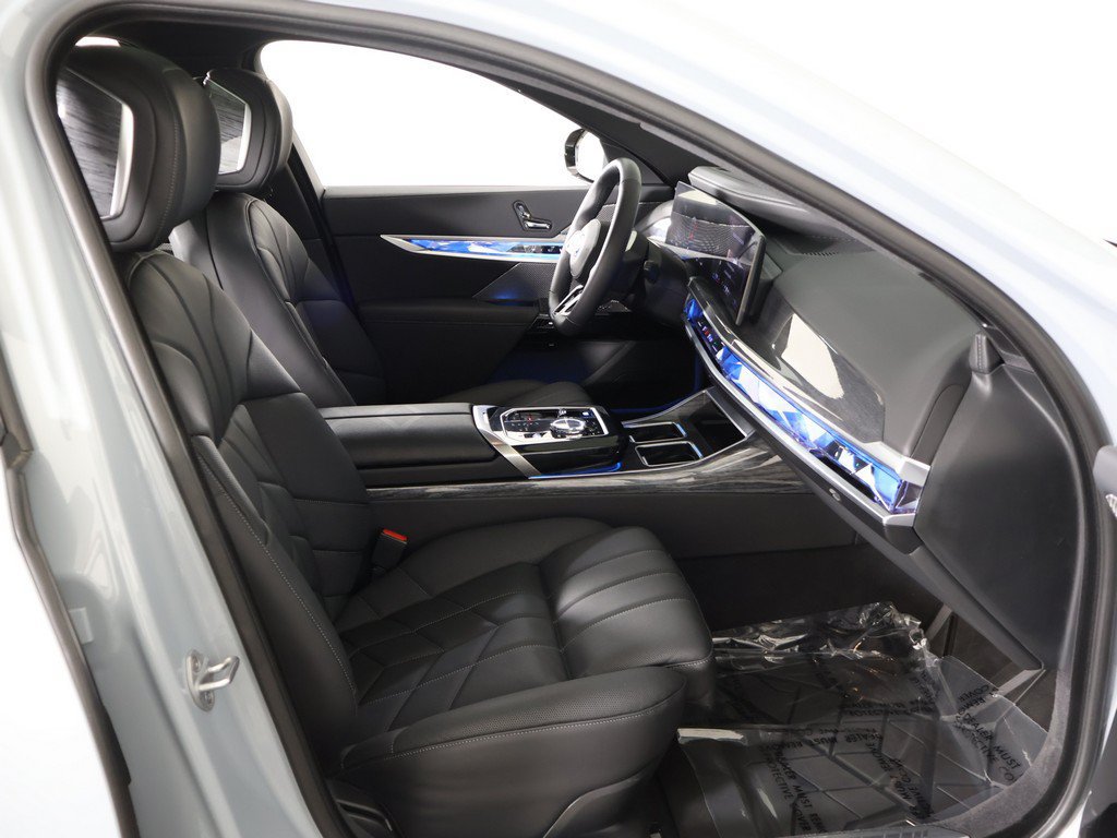 Used 2025 BMW i7 xDrive60 w/ Premium Package AWD/4WD image 34