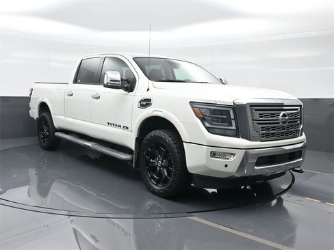 Used 2020 Nissan Titan SL w/ Moonroof Package image 13