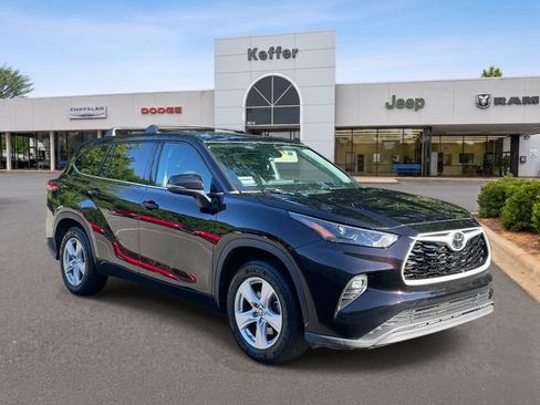 Used 2022 Toyota Highlander LE FWD image 3