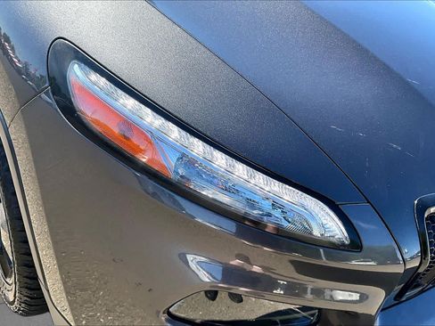 Used 2017 Jeep Cherokee Sport FWD image 27