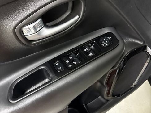 Used 2020 Jeep Renegade Altitude FWD image 17
