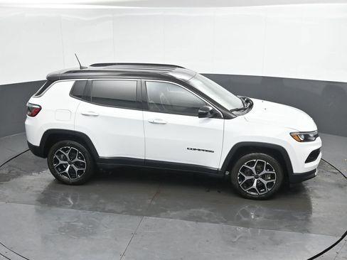 Used 2025 Jeep Compass Limited image 30