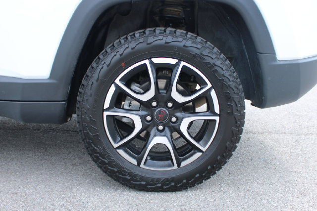 Used 2025 Jeep Compass Trailhawk w/ Trailhawk Convenience Group AWD/4WD image 34