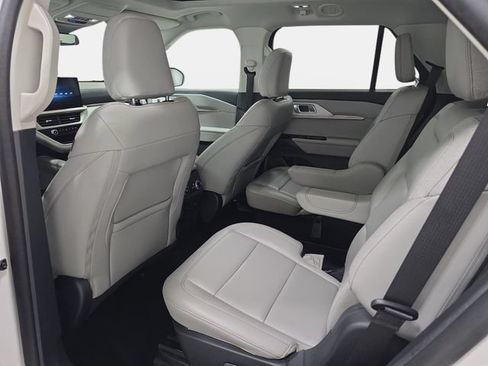 Certified 2025 Ford Explorer Active w/ Active Comfort Package AWD/4WD image 12