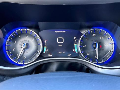 Used 2023 Chrysler Pacifica Touring-L image 25