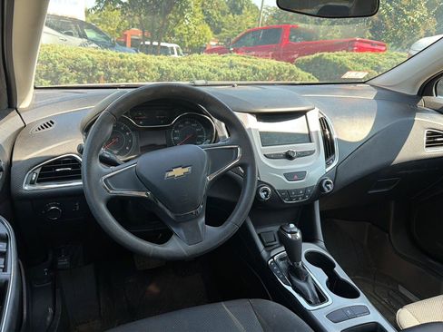 Used 2018 Chevrolet Cruze LS FWD image 5