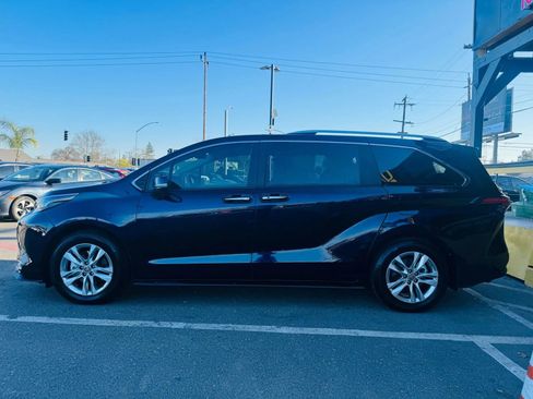 Used 2023 Toyota Sienna Limited image 7