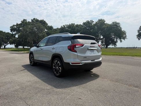Used 2022 GMC Terrain SLT w/ Infotainment Package II FWD image 3