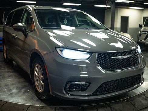 Used 2023 Chrysler Pacifica Touring-L FWD image 5