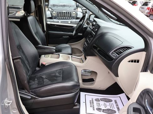 Used 2017 Dodge Grand Caravan SXT FWD image 23