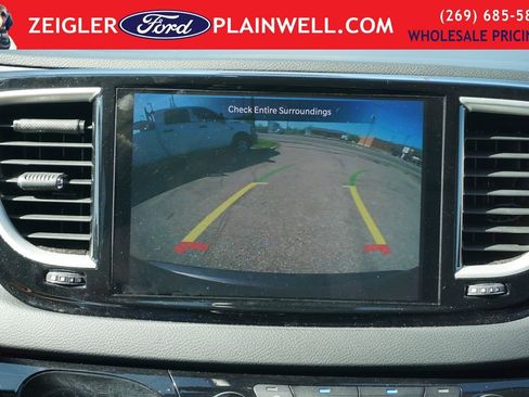 Used 2023 Chrysler Pacifica Touring-L FWD image 21