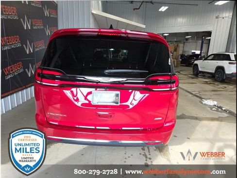 New 2026 Chrysler Pacifica Select image 4
