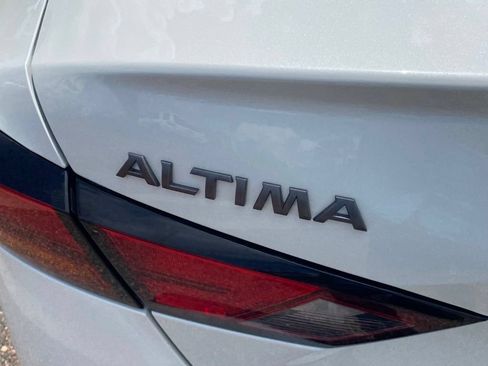 Used 2025 Nissan Altima 2.5 SR FWD image 12