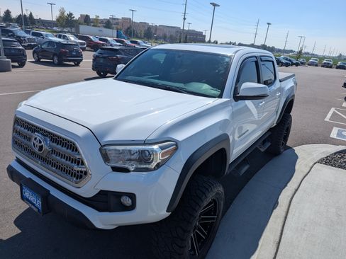 Used 2017 Toyota Tacoma TRD Off-Road AWD/4WD image 8