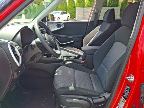 Used 2025 Kia Soul LX FWD image 14