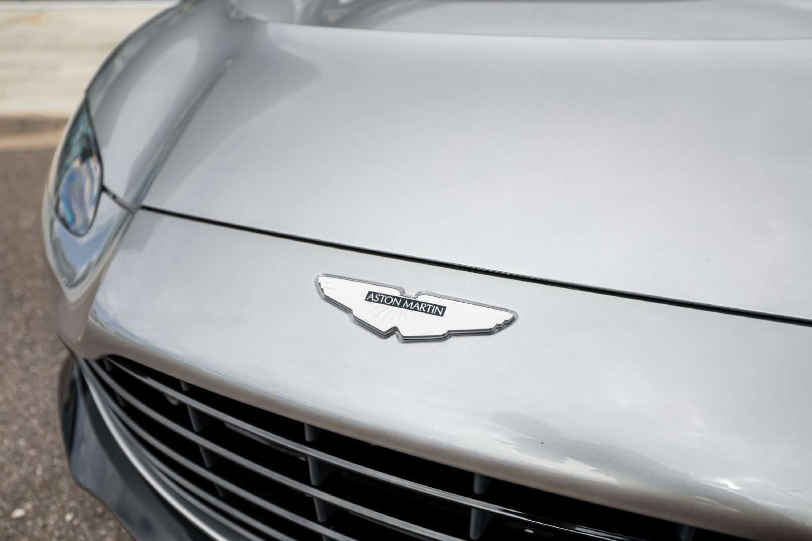 Used 2023 Aston Martin V12 Vantage RWD image 23