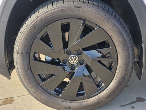 New 2026 Volkswagen Atlas Cross Sport SE FWD image 11