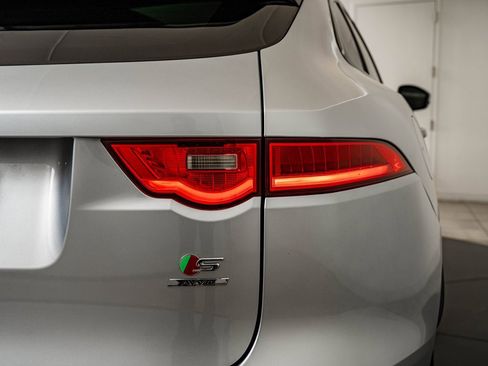 Used 2017 Jaguar F-PACE S image 9