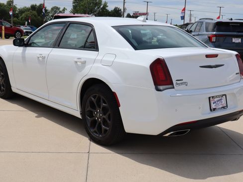 Used 2023 Chrysler 300 Touring L image 8