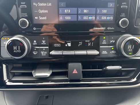 Used 2021 Toyota Highlander XLE image 20