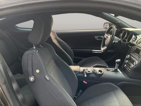 Used 2018 Ford Mustang Coupe RWD image 9