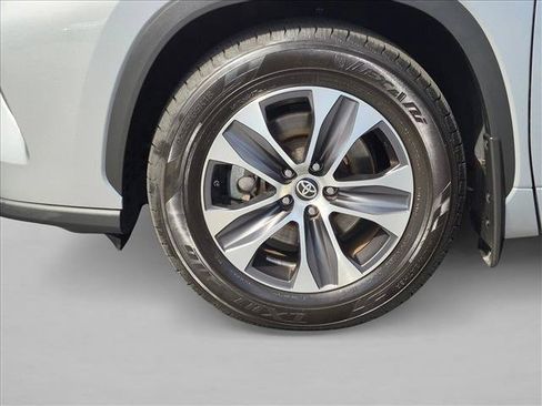 Used 2021 Toyota Highlander XLE AWD/4WD image 25