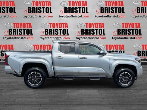 Used 2025 Toyota Tacoma TRD Sport AWD/4WD image 2