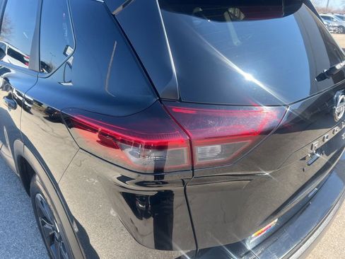 Used 2024 Nissan Rogue SV image 35