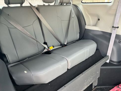 Used 2024 Toyota Sienna XLE w/ XLE Plus Package image 8