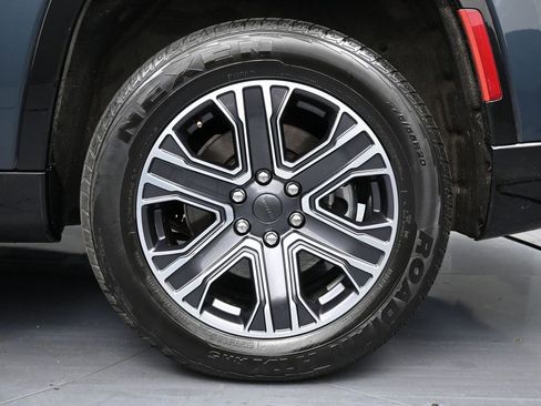 Used 2024 Jeep Wagoneer Series II w/ Flexible Seating Group image 10