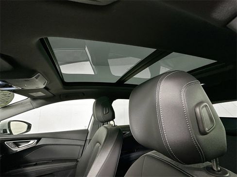 Used 2025 Audi Q4 e-tron Premium w/ Convenience Package image 20