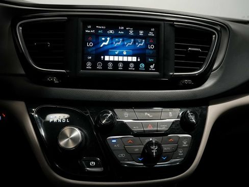 Used 2020 Chrysler Pacifica Touring-L FWD image 12