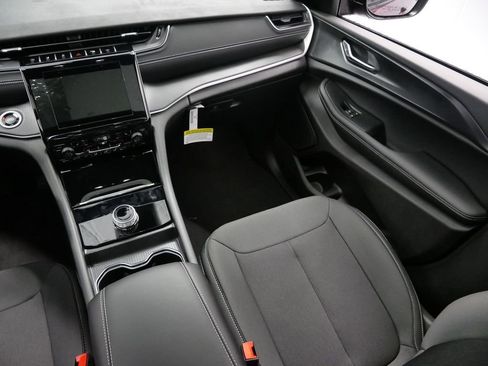 New 2025 Jeep Grand Cherokee Laredo w/ Luxury Tech Group I image 19