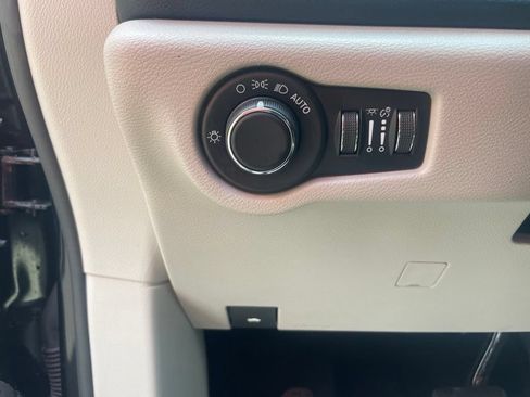 Used 2023 Chrysler Voyager LX FWD image 18