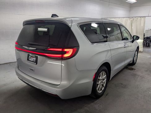 Certified 2024 Chrysler Pacifica Touring-L FWD image 7
