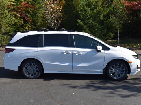 New 2026 Honda Odyssey Touring image 9