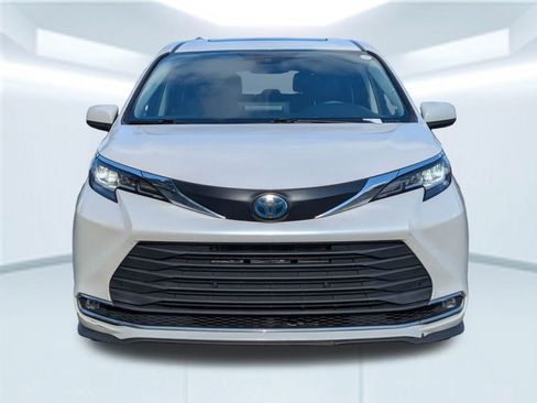 Used 2023 Toyota Sienna XLE image 8