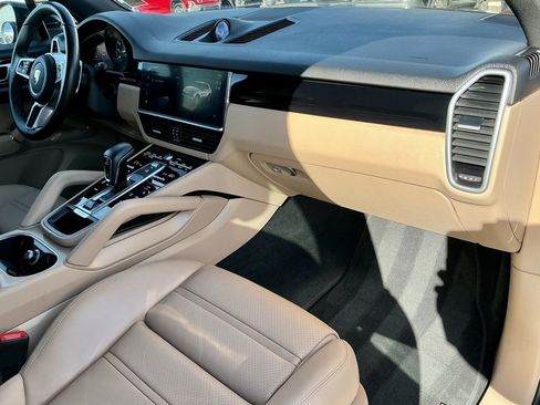 Used 2022 Porsche Cayenne Platinum Edition image 25