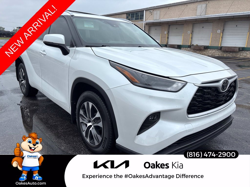 Used 2022 Toyota Highlander XLE AWD/4WD image 1